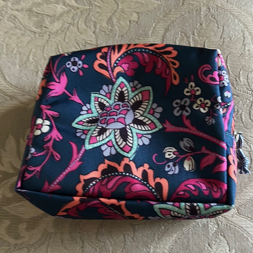 NWOT Vera Bradley Iconic 4-Piece Cosmetic Set - Picture 10 of 13